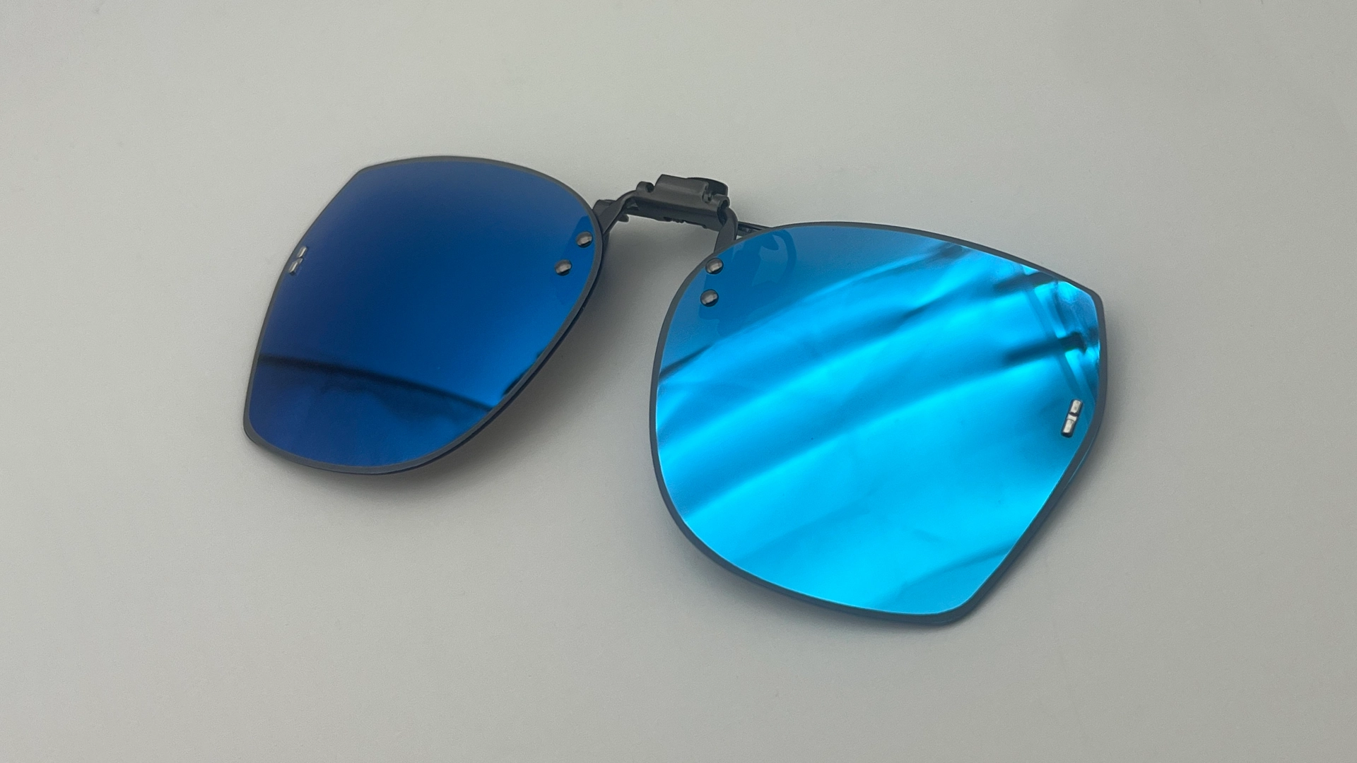 Clip Carré Bleu Miroir - Cote Clip lunettes de soleil carré verres bleu miroir polarisés vue cote