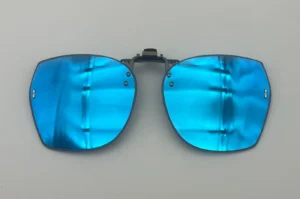 Clip lunettes de soleil carré verres bleu miroir polarisés vue face
