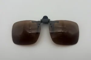 Clip lunettes de soleil rectangulaire verres marron polarisés vue face