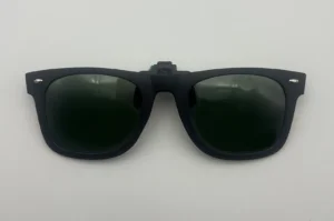 Clip lunettes de soleil style wayfarer verres verts polarisés vue face