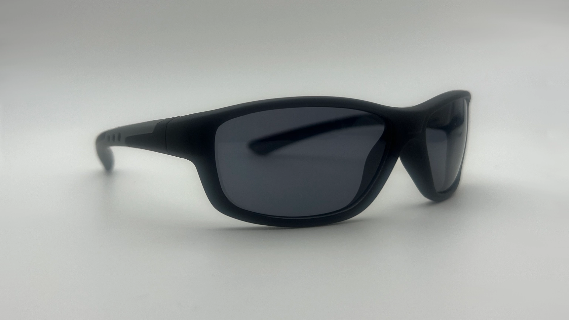 Lunettes Ado Noir - Angle Lunettes de soleil ado noir verres noirs polarisés vue angle