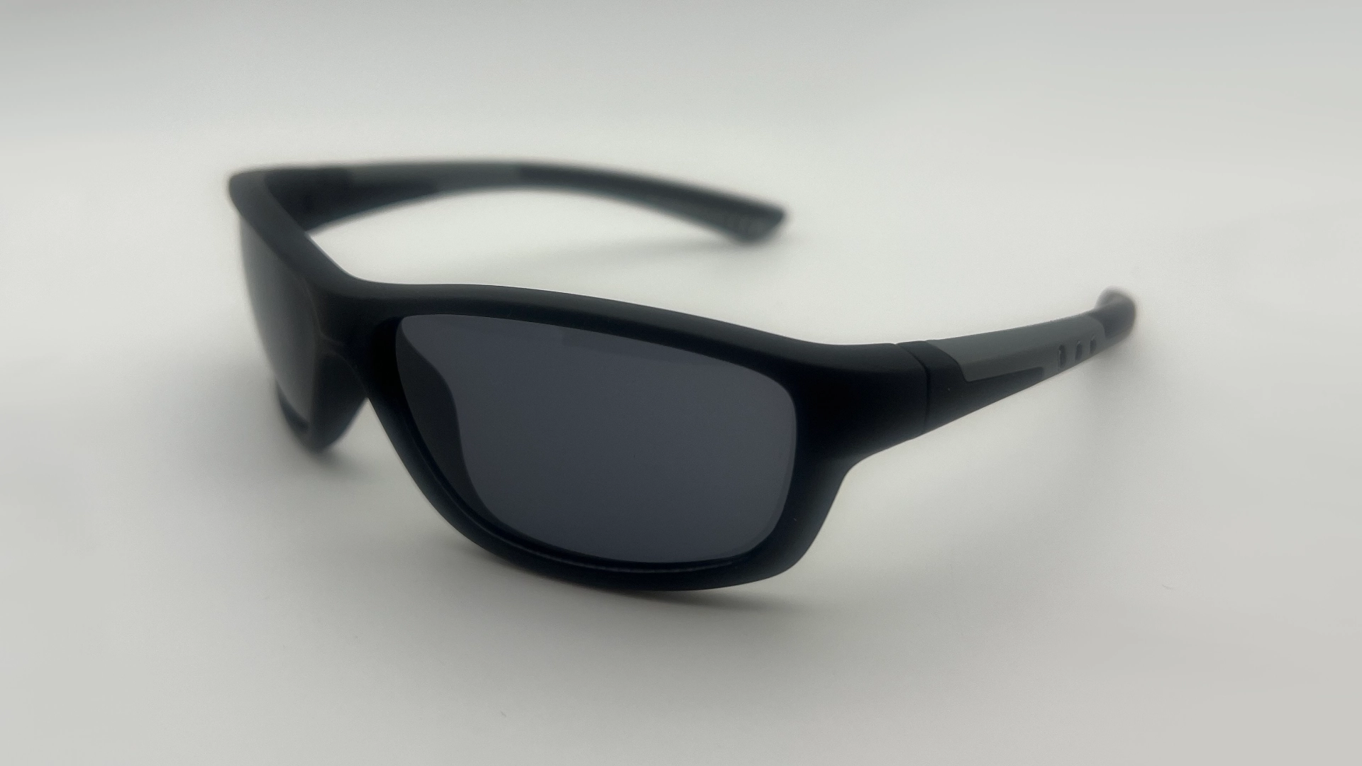 Lunettes Ado Noir - Cote Lunettes de soleil ado noir verres noirs polarisés vue cote