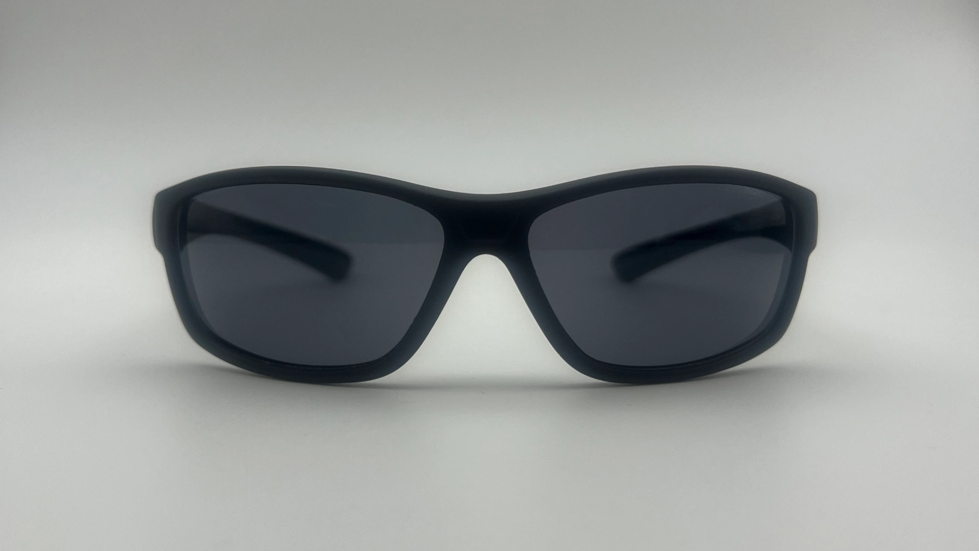 Lunettes Ado Noir - Face Lunettes de soleil ado noir verres noirs polarisés vue face