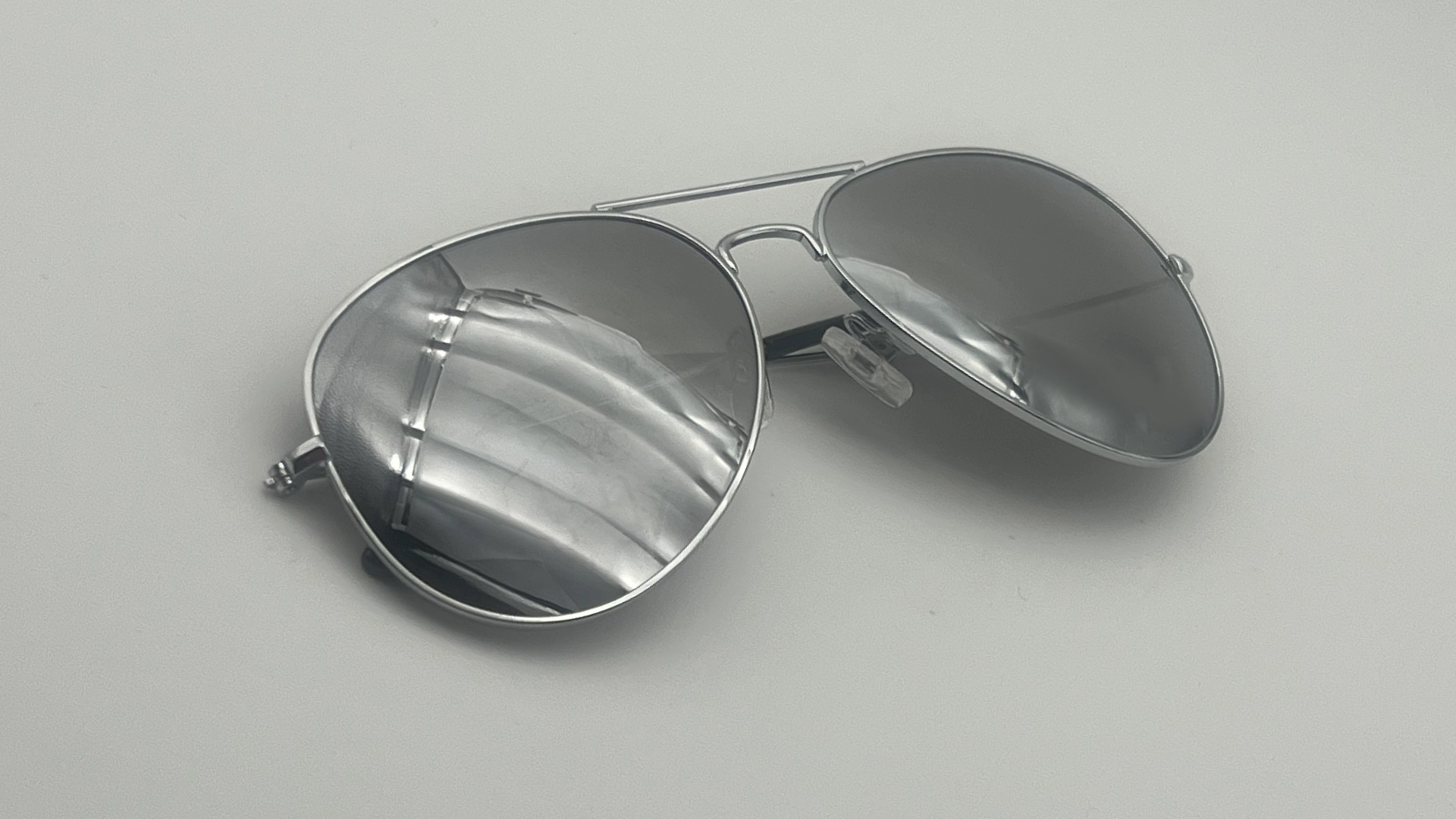 Lunettes de Soleil Aviateur Argent Verres Gris Miroir Polarisés - Pliées Lunettes de soleil aviateur argent verres gris miroir polarisés pliées