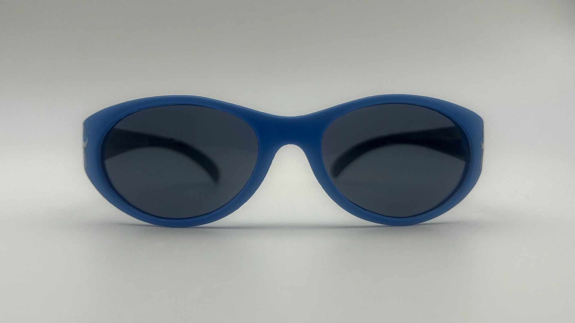 Lunettes Bébé Bleu - Face Lunettes de soleil bébé bleu verres noirs polarisés vue face