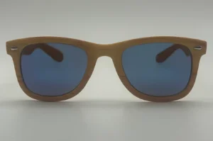 Lunettes de soleil en bois style wayfarer clair avec verres bleu polarisés