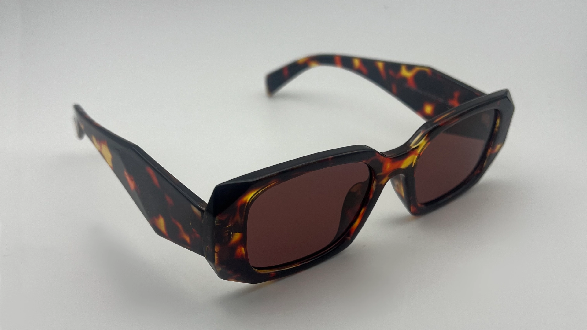 Lunettes Carrées Écaille - Angle Lunettes de soleil carrées écaille verres marron vue angle