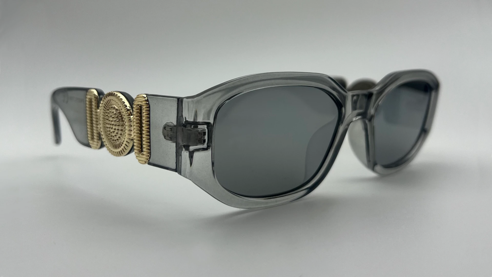 Lunettes Carrées Gris Transparent - Angle Lunettes de soleil carrées gris transparent verres gris vue angle