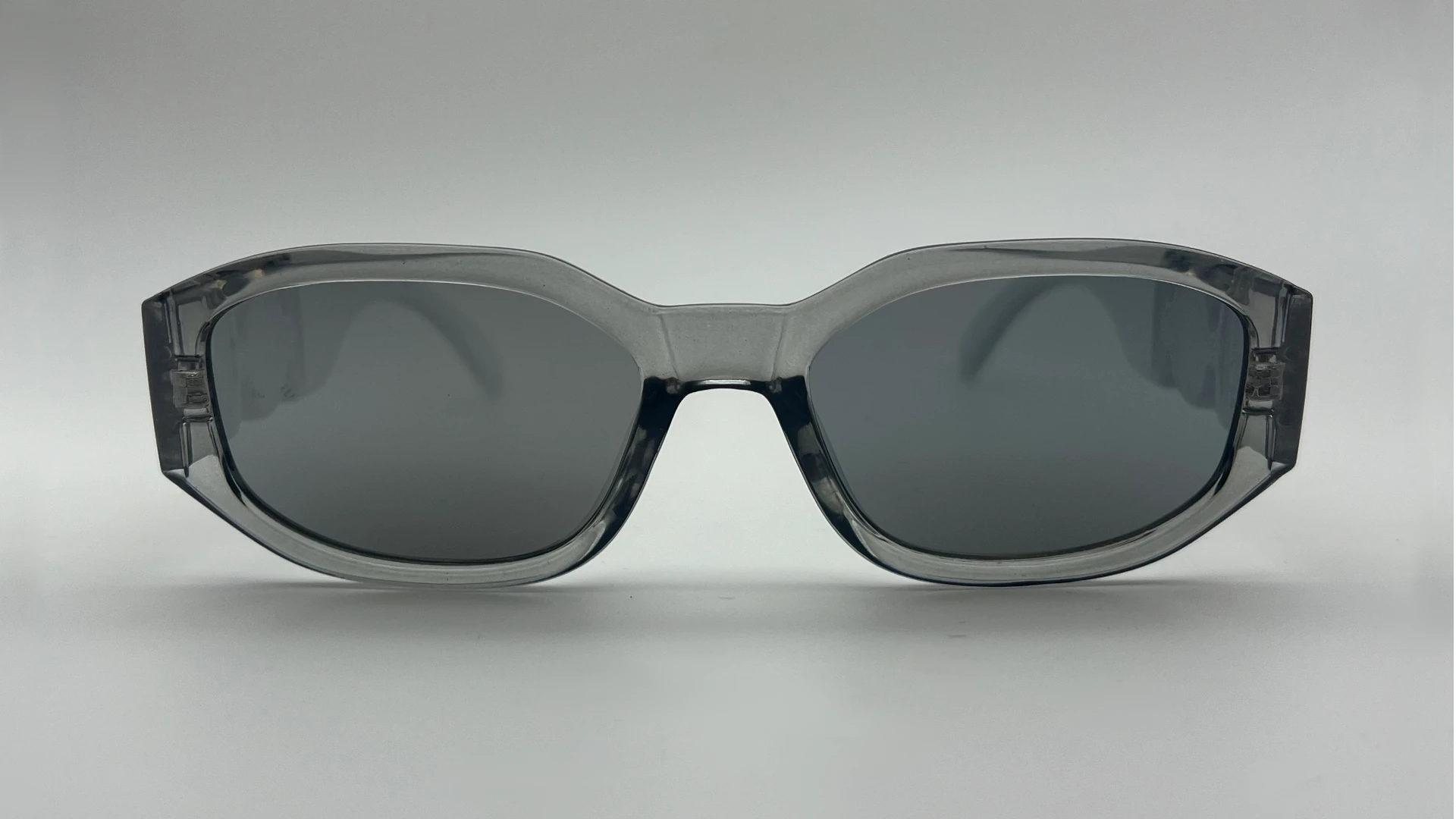 Lunettes Carrées Gris Transparent - Face Lunettes de soleil carrées gris transparent verres gris vue face