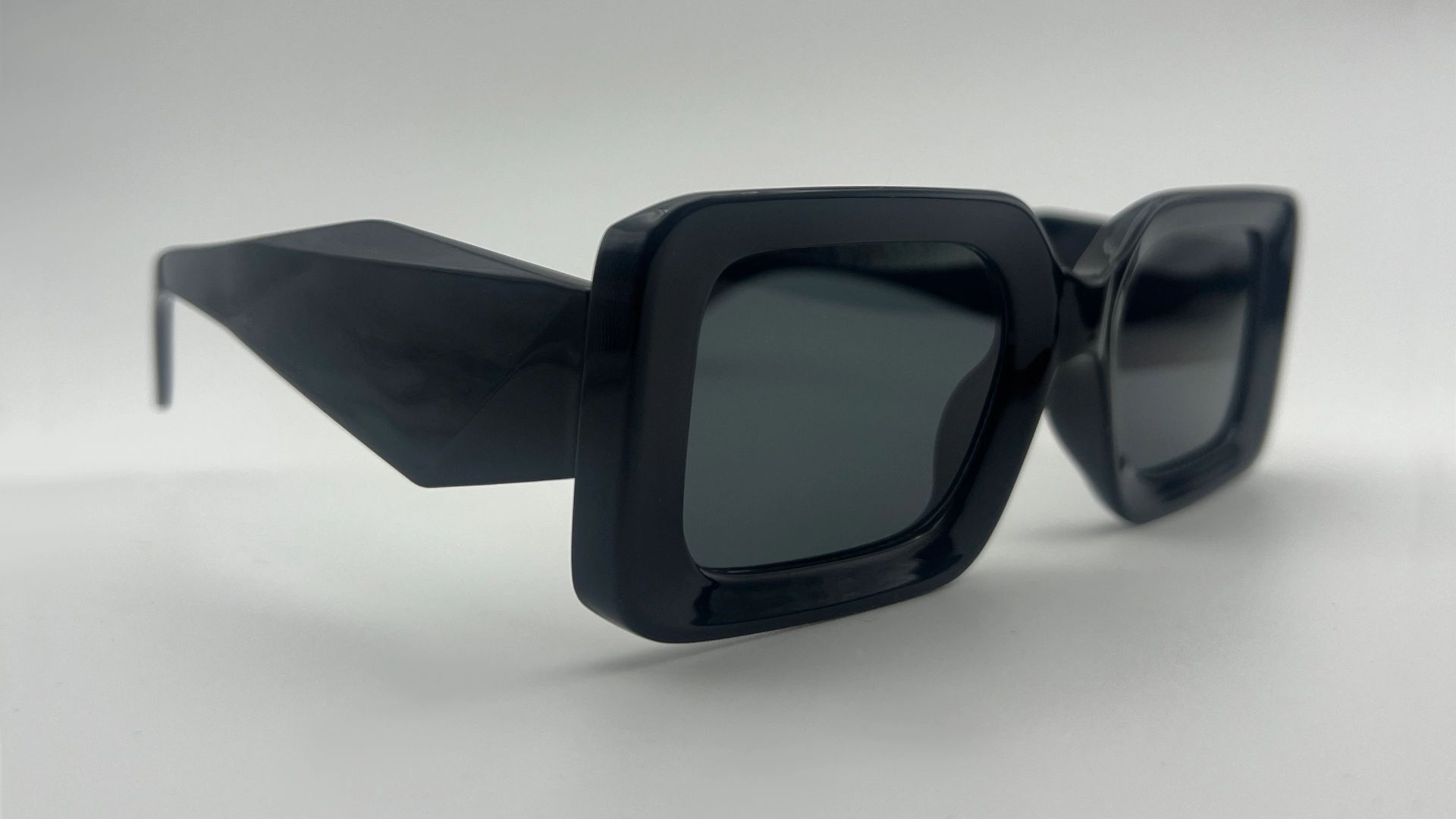 Lunettes Carrées Noir - Angle Lunettes de soleil carrées noir verres noirs vue angle
