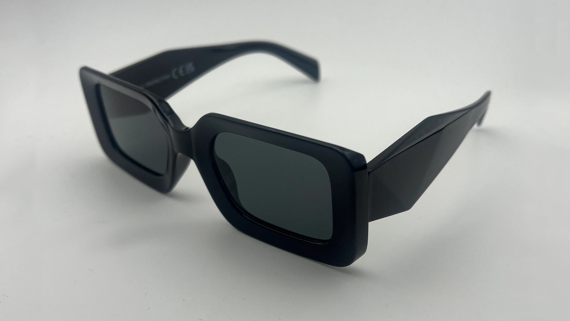 Lunettes Carrées Noir - Cote Lunettes de soleil carrées noir verres noirs vue cote