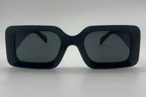 Lunettes de soleil carrées noir verres noirs vue face