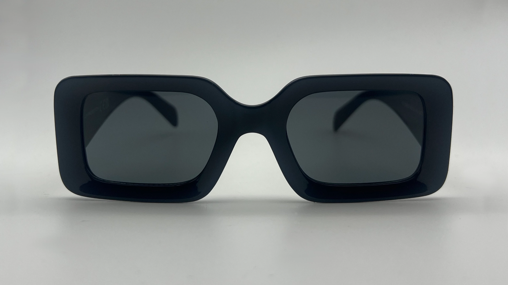 Lunettes Carrées Noir - Face Lunettes de soleil carrées noir verres noirs vue face