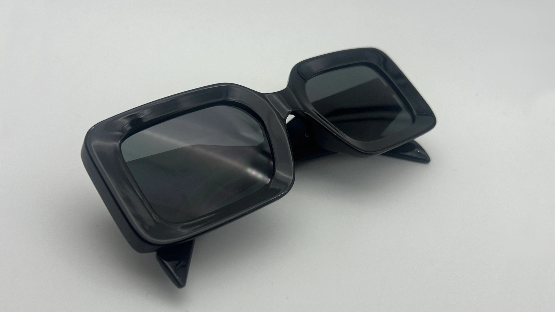 Lunettes Carrées Noir - Pliees Lunettes de soleil carrées noir verres noirs vue pliees
