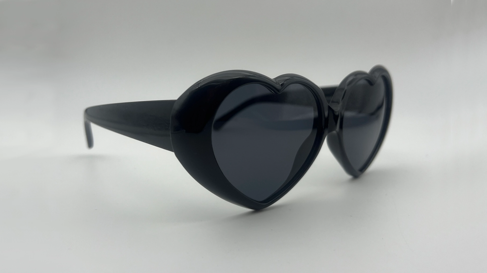 Lunettes Coeur Noir - Angle Lunettes de soleil coeur noir verres noirs vue angle