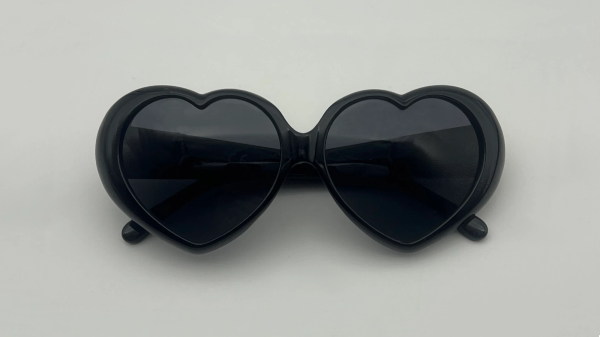Lunettes Coeur Noir - Dessus Lunettes de soleil coeur noir verres noirs vue dessus