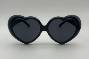 Lunettes de soleil coeur noir verres noirs vue face
