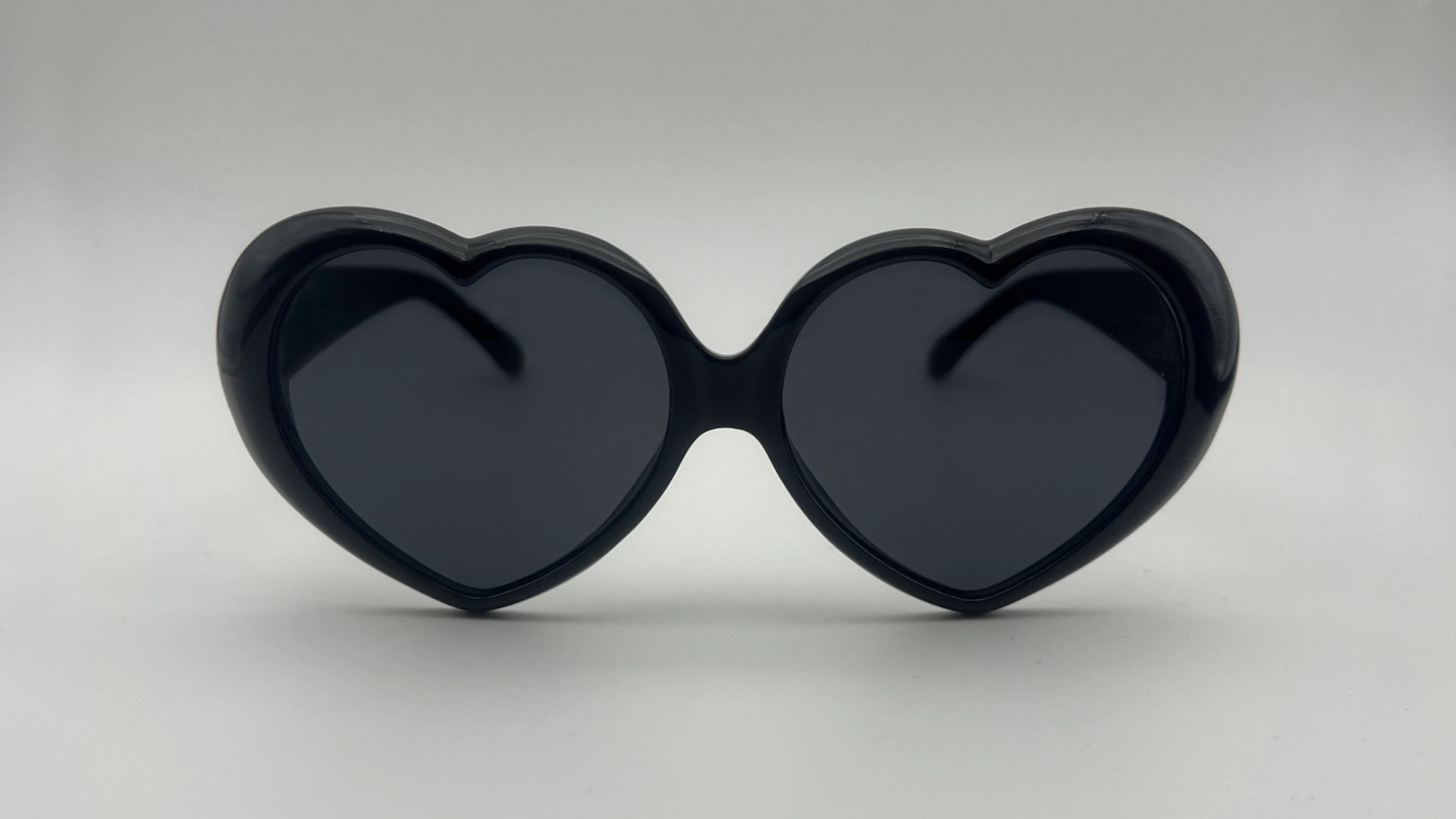 Lunettes Coeur Noir - Face Lunettes de soleil coeur noir verres noirs vue face