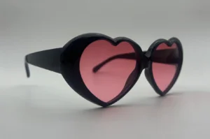 Lunettes de soleil coeur noir verres rose vue face