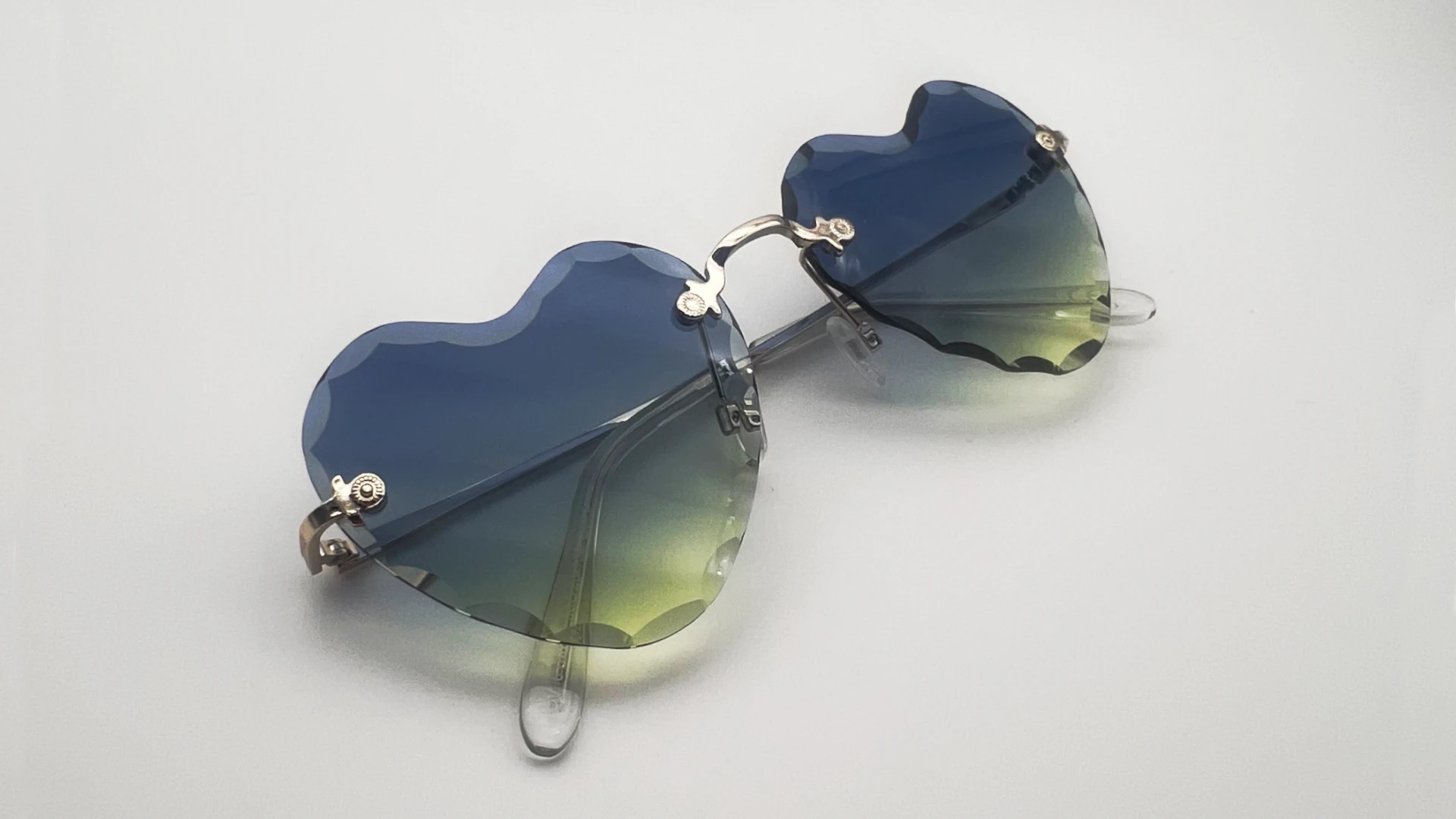 Lunettes Coeur Sans Monture Bleu - Cote Lunettes de soleil coeur sans monture verres bleu dégradé vue cote