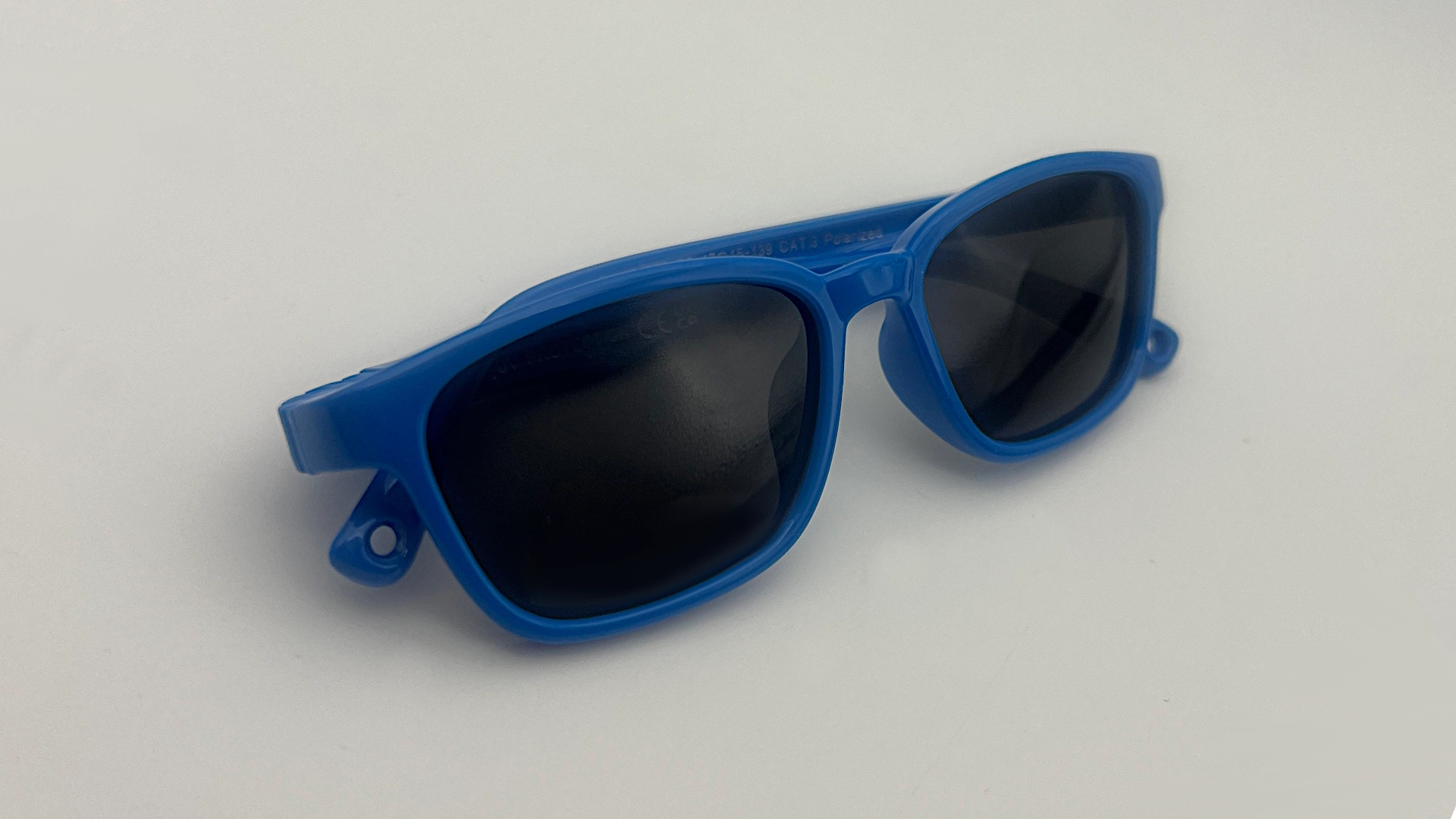Lunettes Enfant Bleu - Angle Lunettes de soleil enfant bleu verres noirs polarisés vue angle