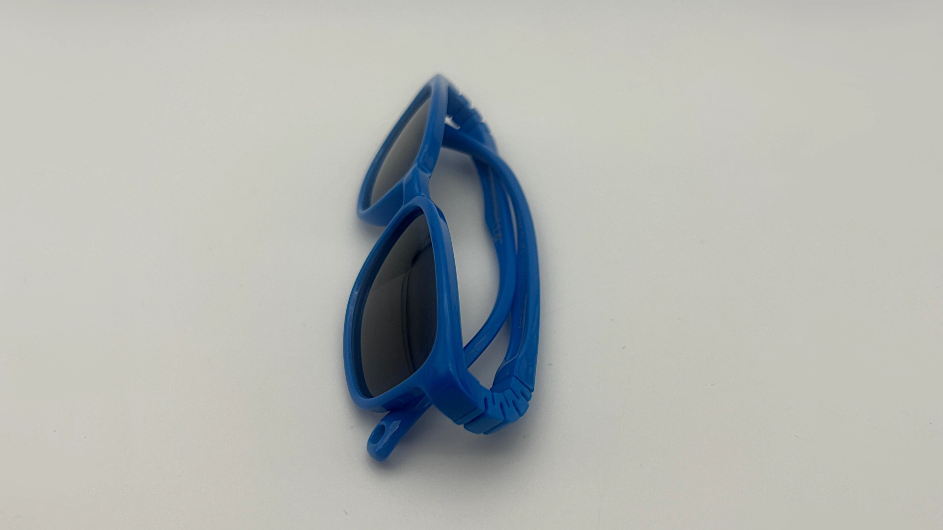 Lunettes Enfant Bleu - Cote Lunettes de soleil enfant bleu verres noirs polarisés vue cote