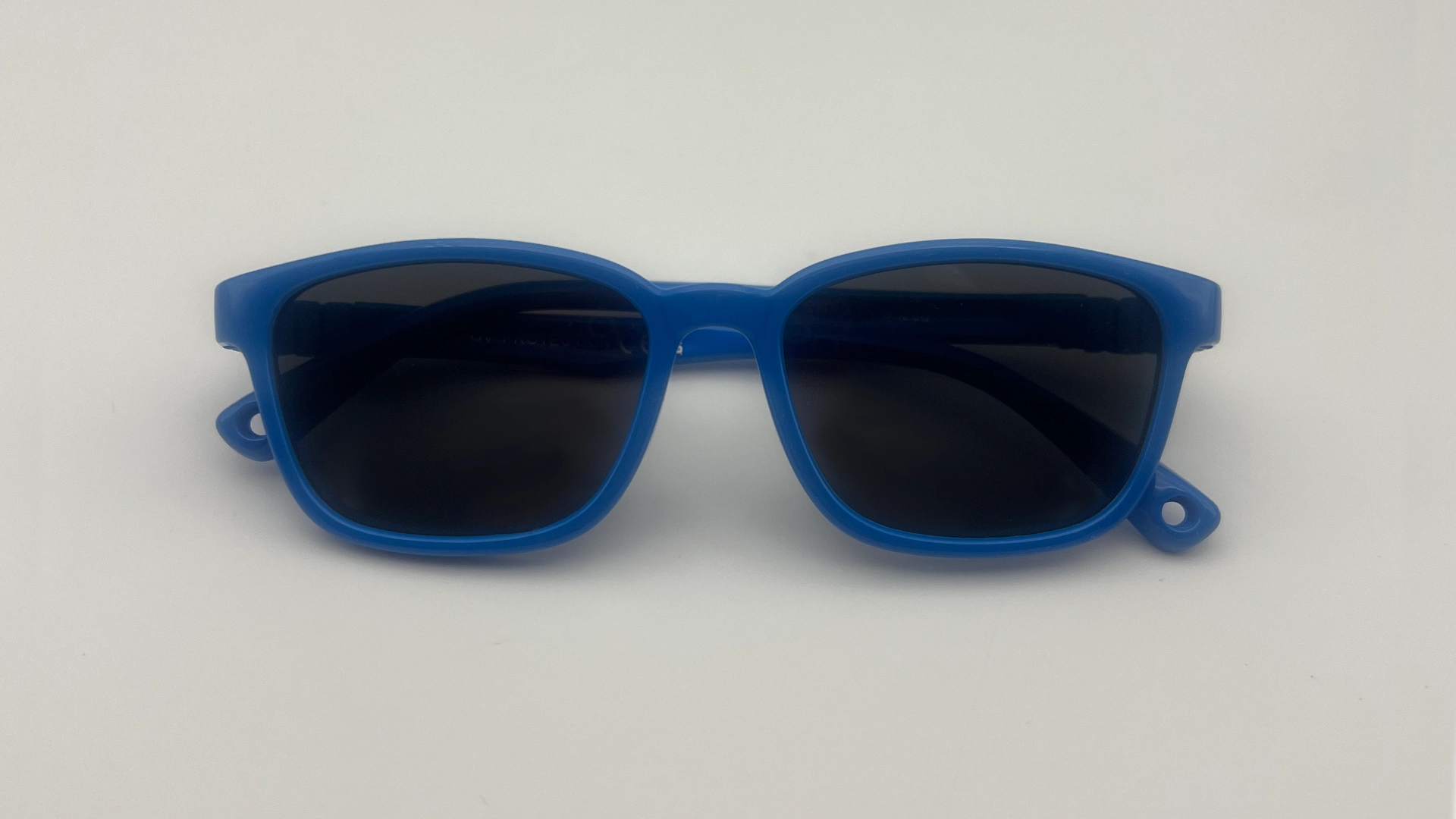 Lunettes Enfant Bleu - Face Lunettes de soleil enfant bleu verres noirs polarisés vue face