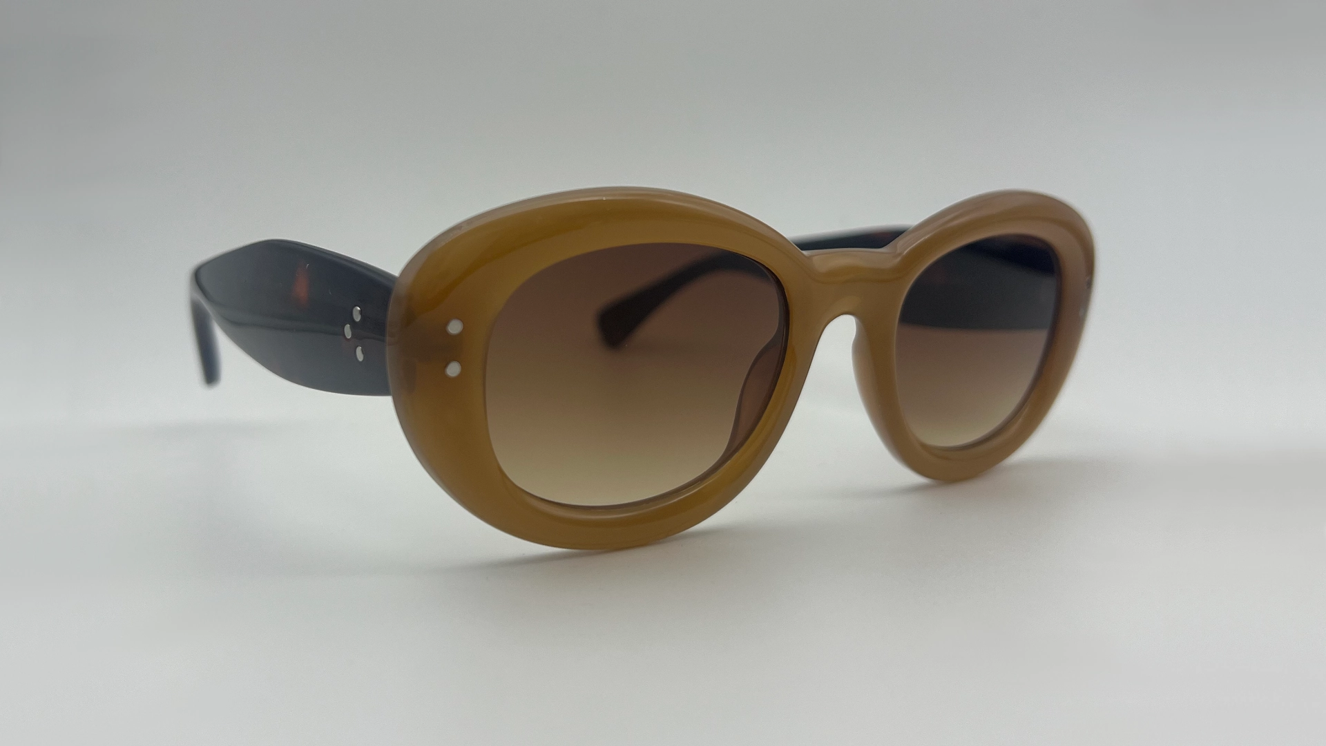 Lunettes Oeil de Chat Camel - Angle Lunettes de soleil oeil de chat camel verres marron dégradé vue angle