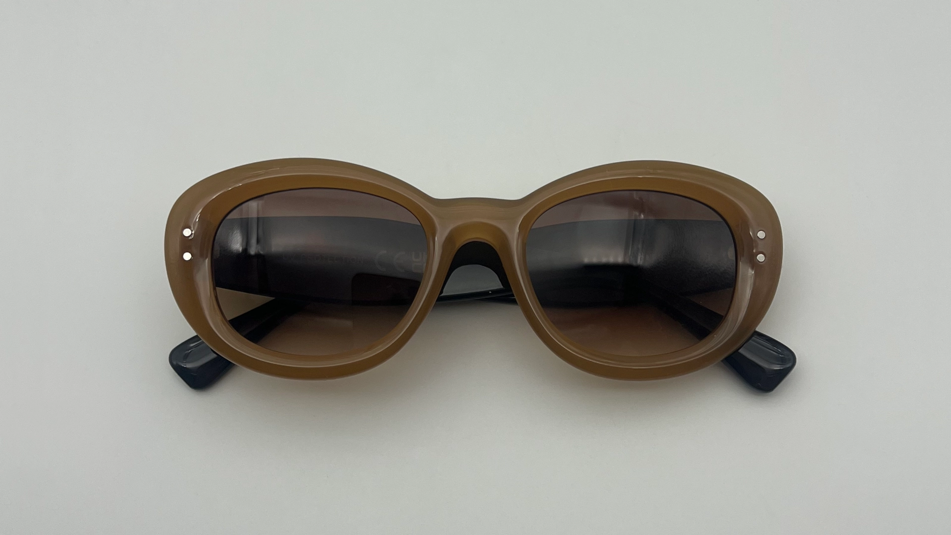 Lunettes Oeil de Chat Camel - Dessus Lunettes de soleil oeil de chat camel verres marron dégradé vue dessus