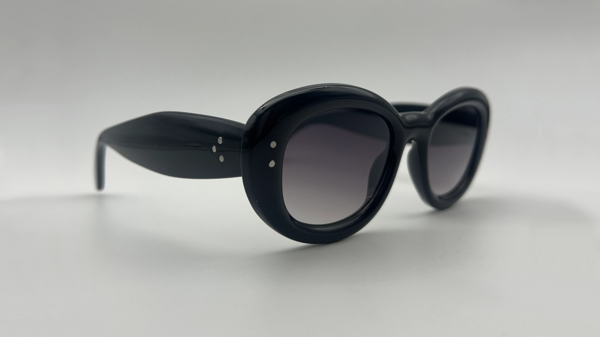 Lunettes Oeil de Chat Noir - Angle Lunettes de soleil oeil de chat noir verres gris dégradé vue angle