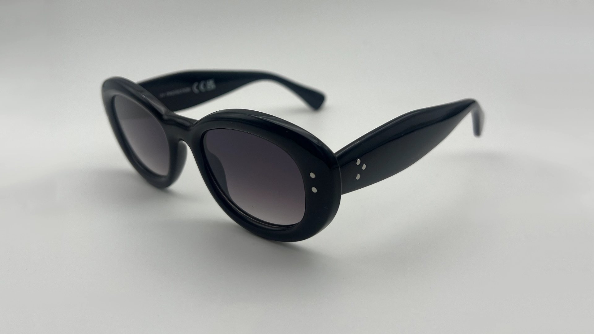 Lunettes Oeil de Chat Noir - Cote Lunettes de soleil oeil de chat noir verres gris dégradé vue cote