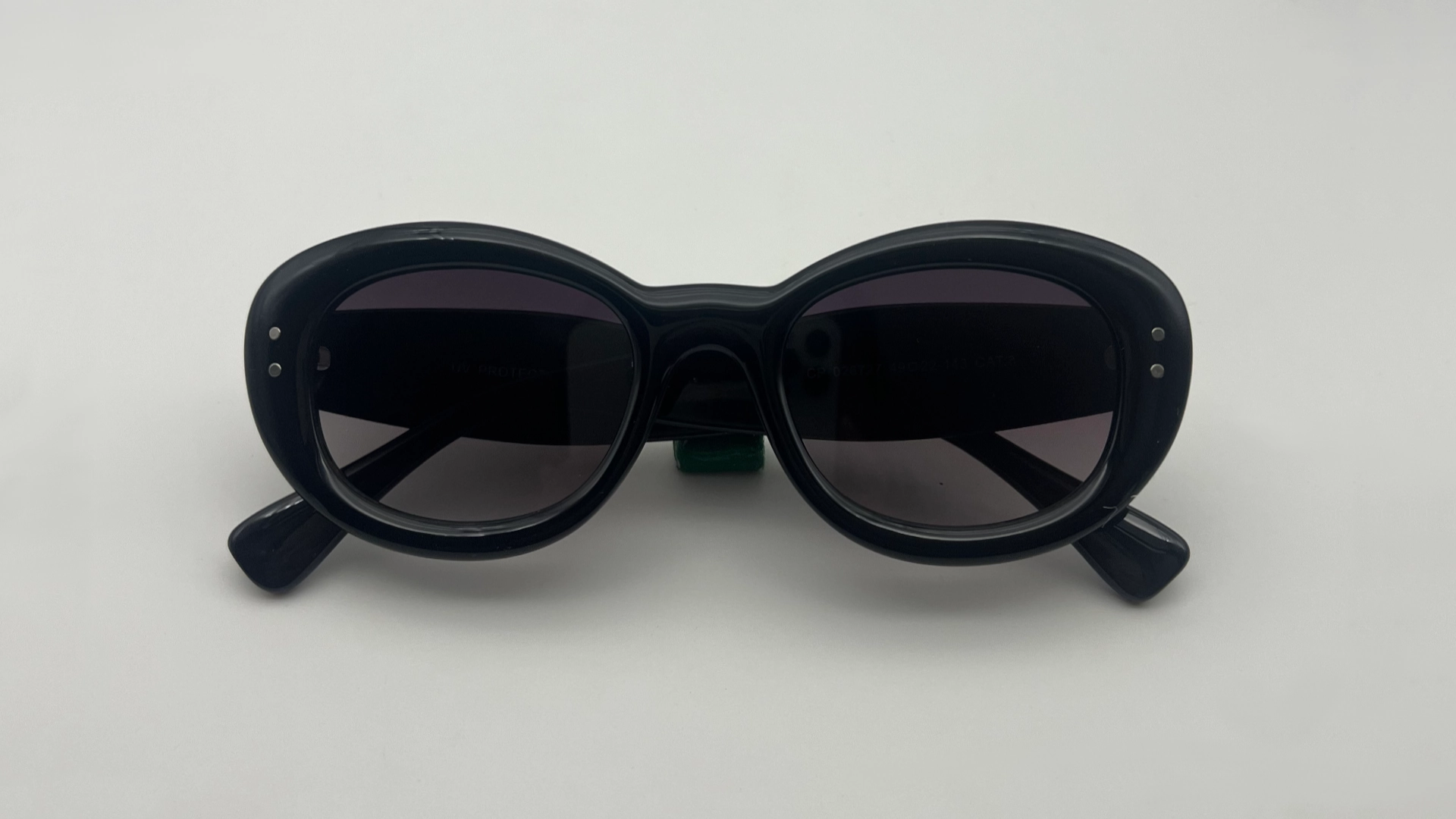 Lunettes Oeil de Chat Noir - Dessus Lunettes de soleil oeil de chat noir verres gris dégradé vue dessus