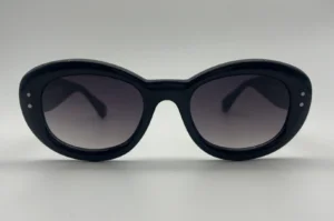 Lunettes de soleil oeil de chat noir verres gris dégradé vue face
