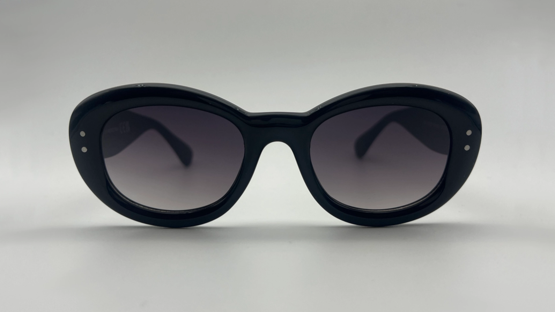 Lunettes Oeil de Chat Noir - Face Lunettes de soleil oeil de chat noir verres gris dégradé vue face