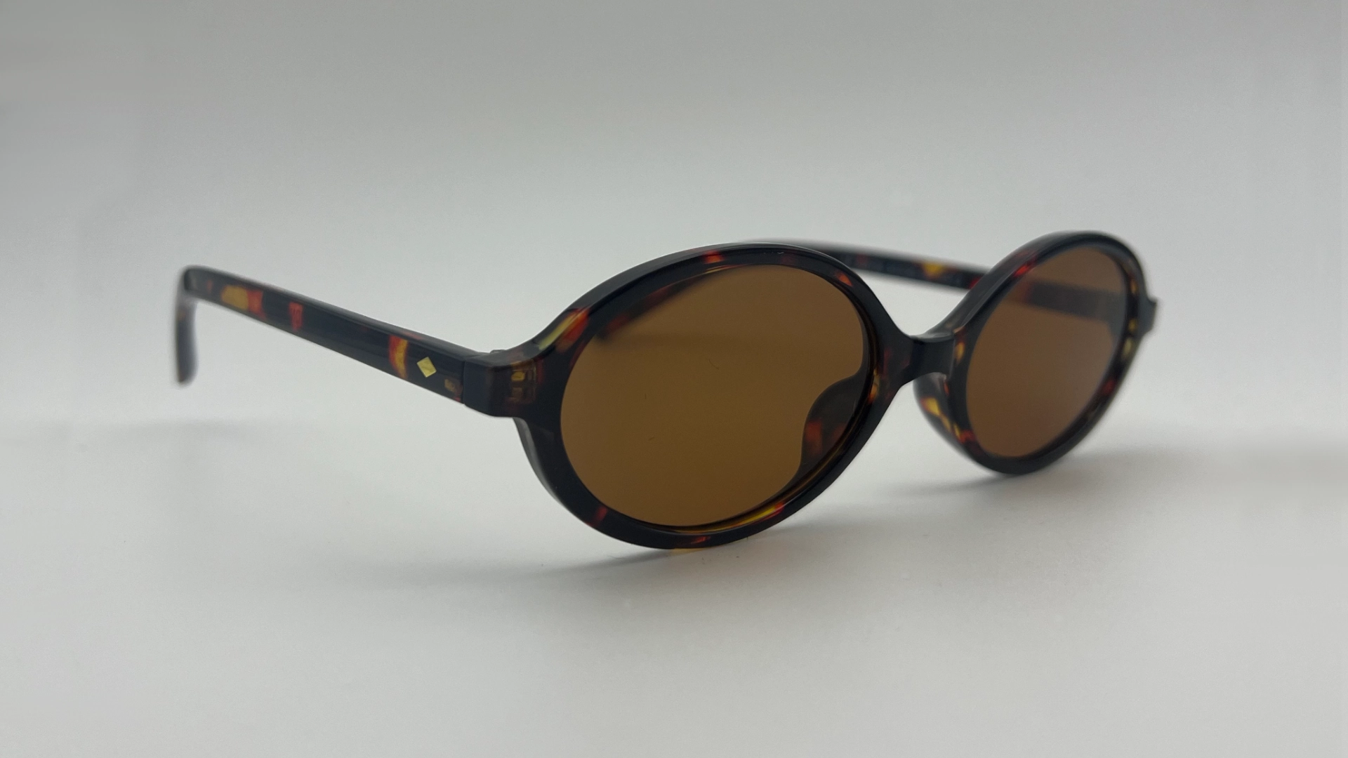 Lunettes Ovales Écaille - Angle Lunettes de soleil ovales écaille verres marron vue angle