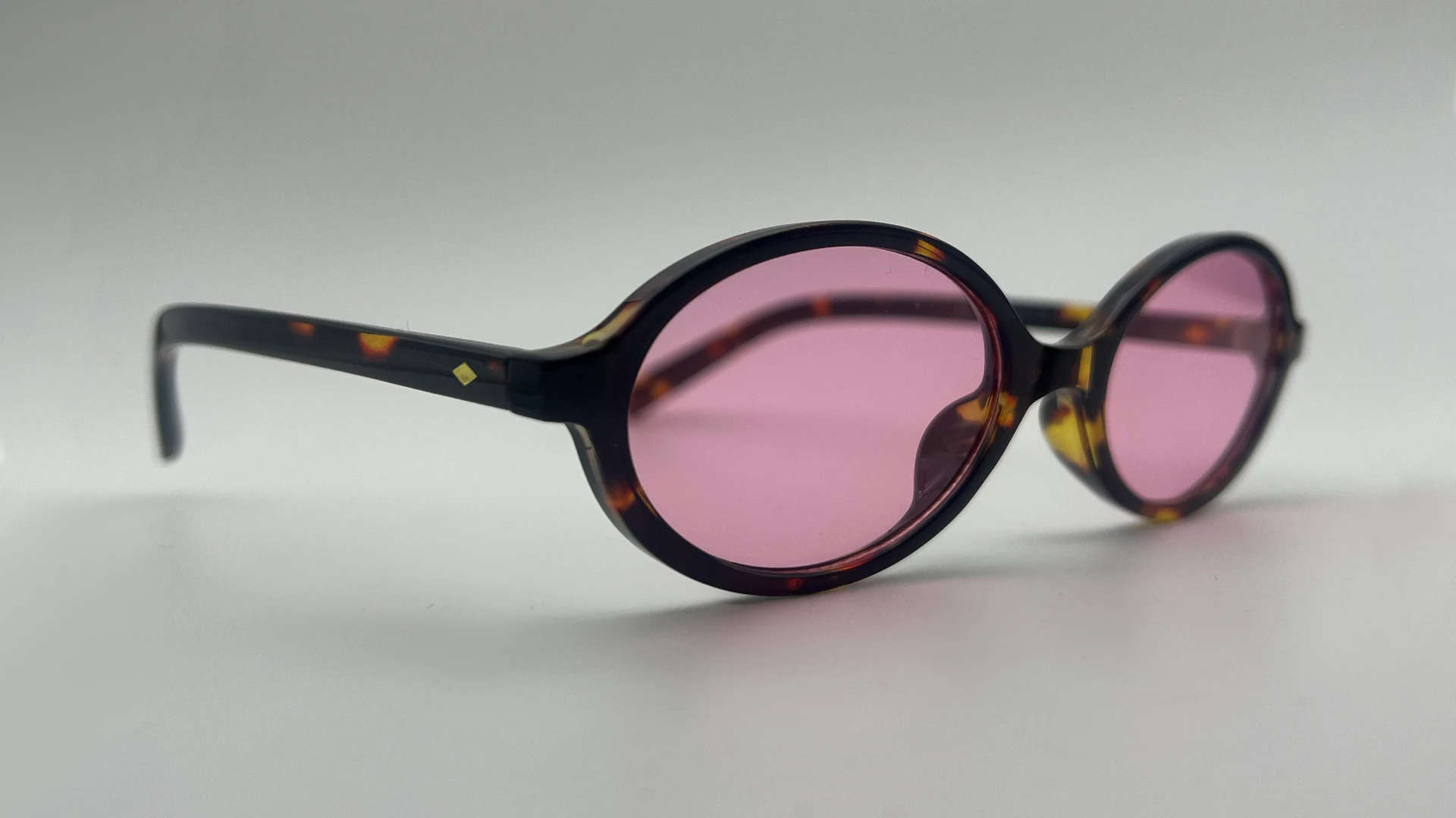 Lunettes Ovales Écaille Rose - Angle Lunettes de soleil ovales écaille verres rose vue angle
