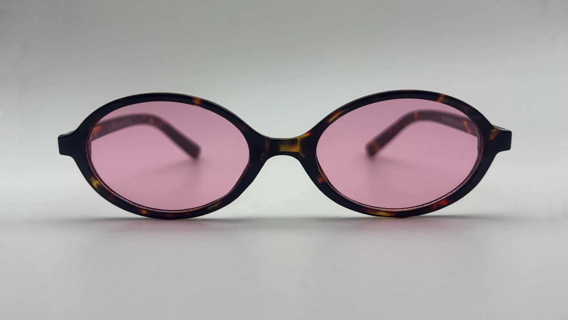 Lunettes Ovales Écaille Rose - Face Lunettes de soleil ovales écaille verres rose vue face