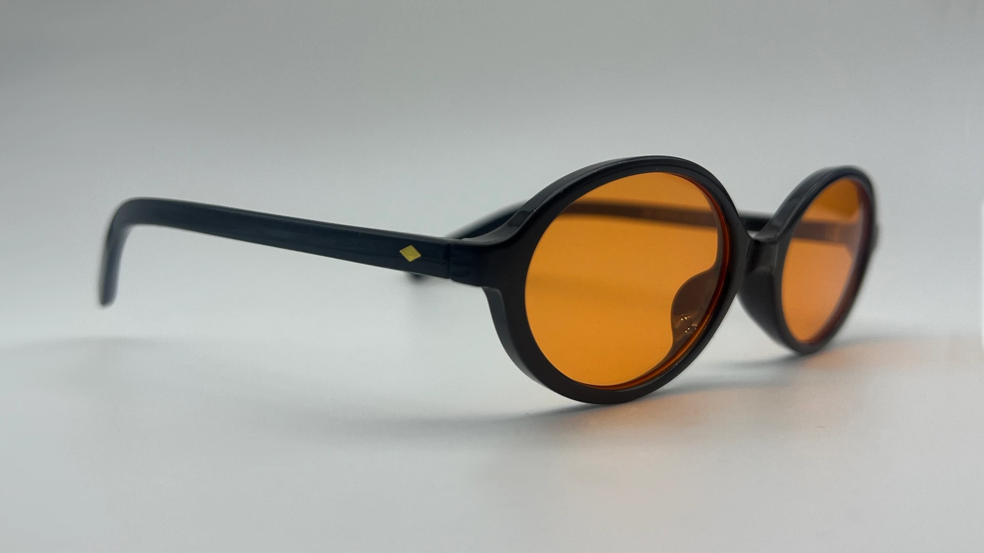 Lunettes Ovales Noir Jaune - Angle Lunettes de soleil ovales noir verres jaune vue angle
