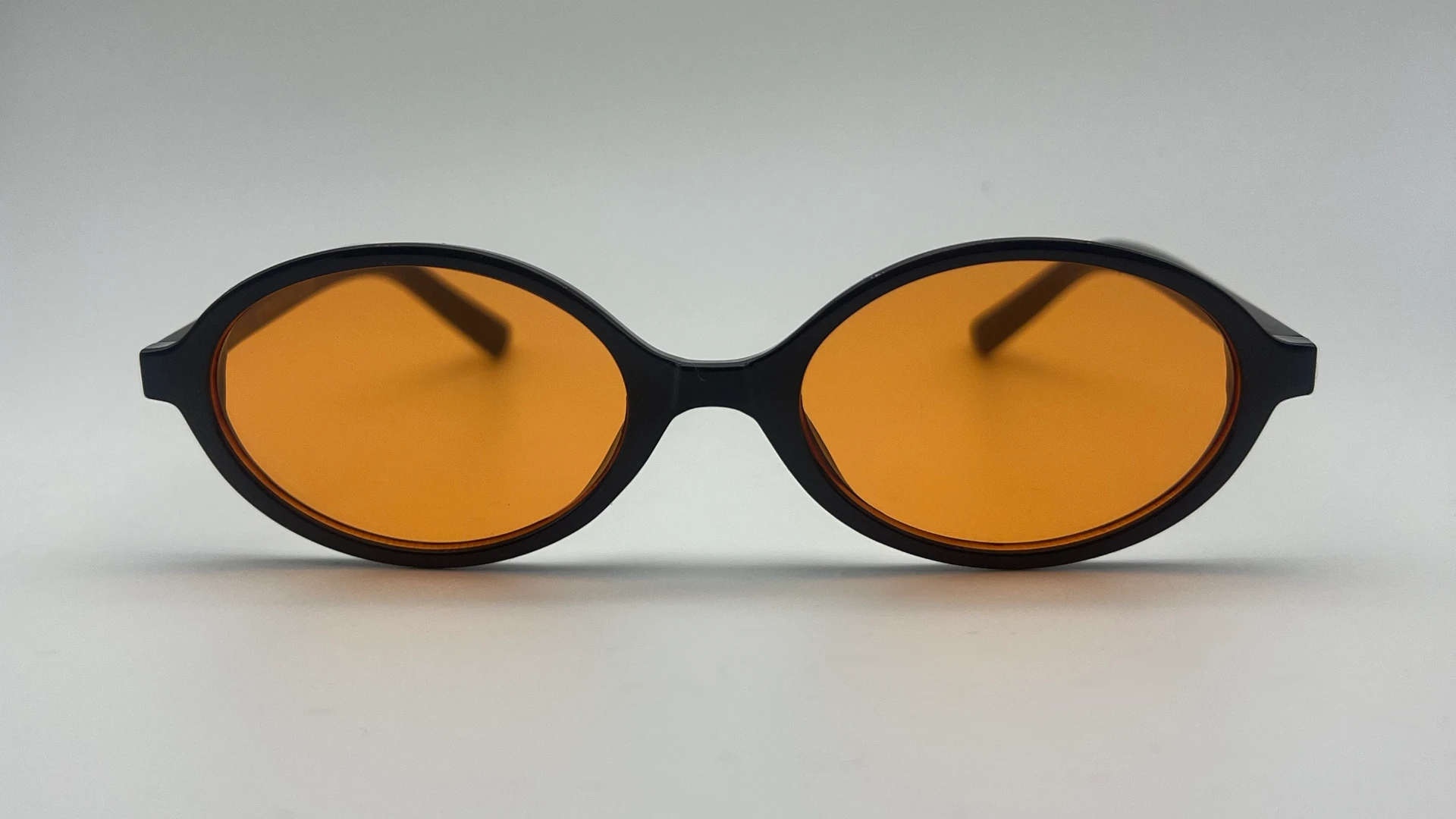 Lunettes Ovales Noir Jaune - Face Lunettes de soleil ovales noir verres jaune vue face