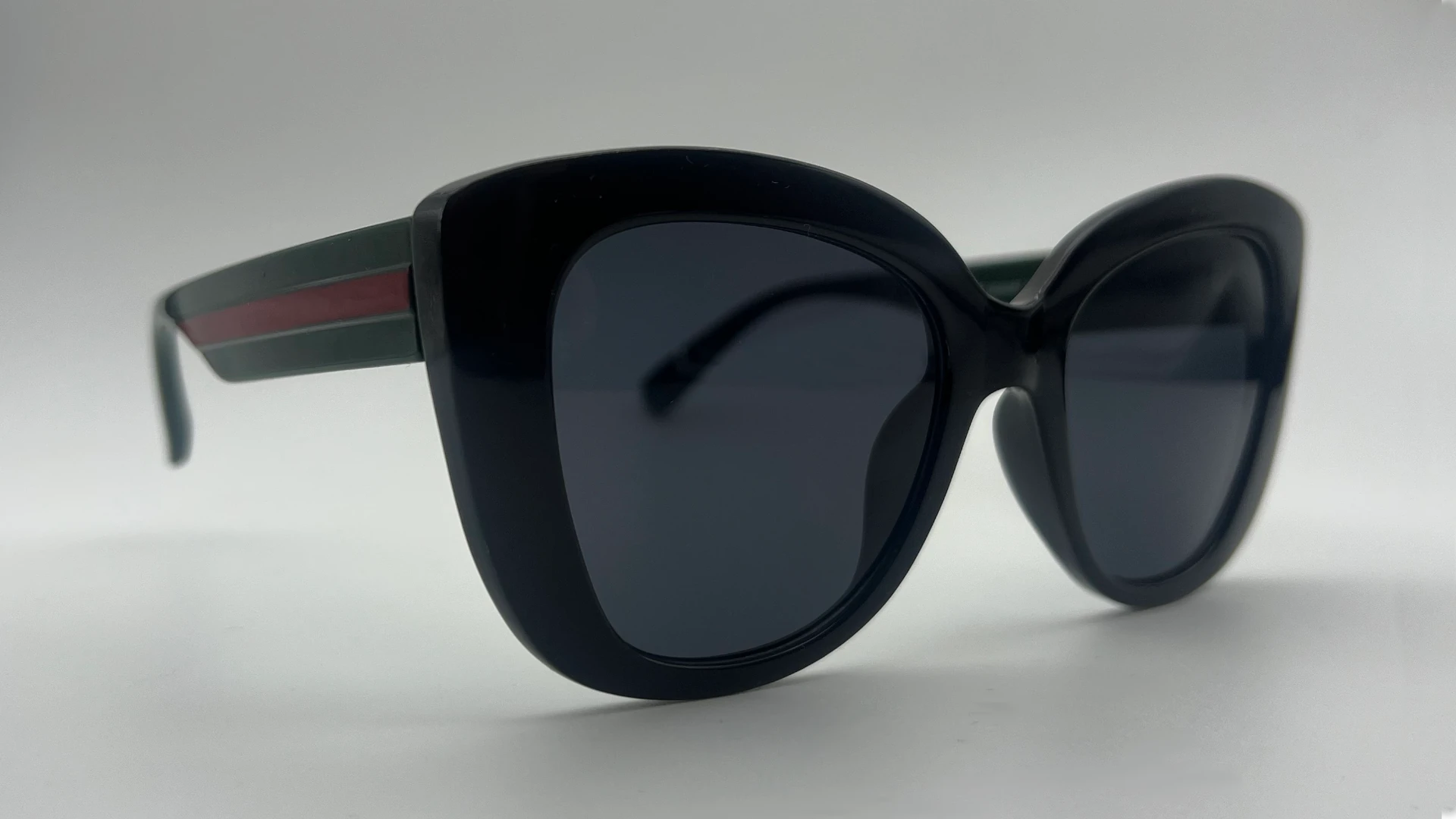 Lunettes Papillon Noir - Angle Lunettes de soleil papillon noir verres noirs vue angle