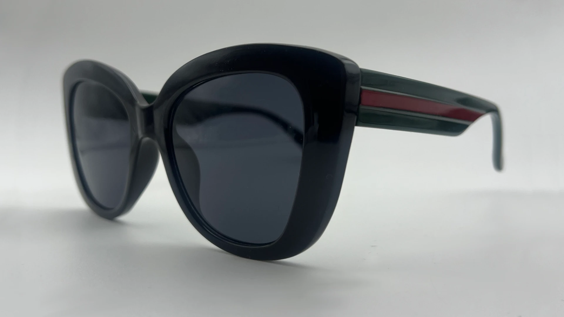 Lunettes Papillon Noir - Cote Lunettes de soleil papillon noir verres noirs vue cote