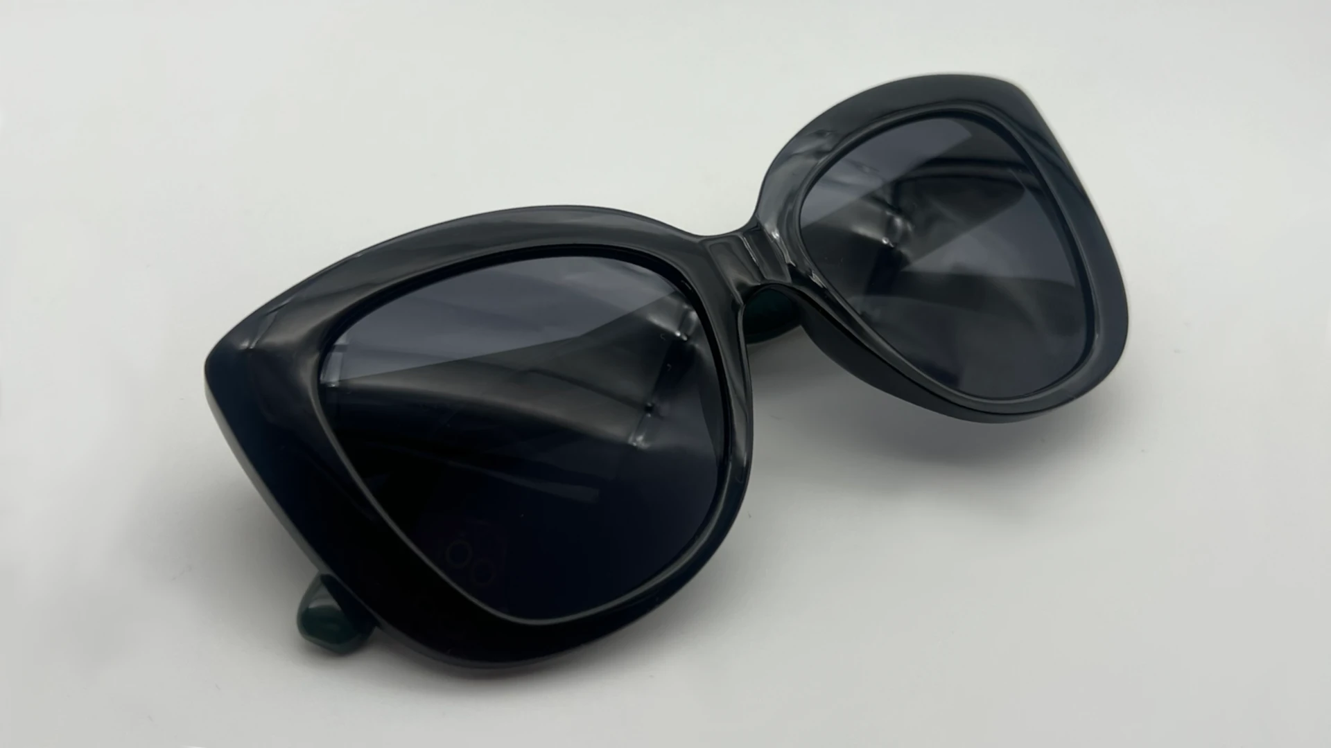 Lunettes Papillon Noir - Dessus Lunettes de soleil papillon noir verres noirs vue dessus