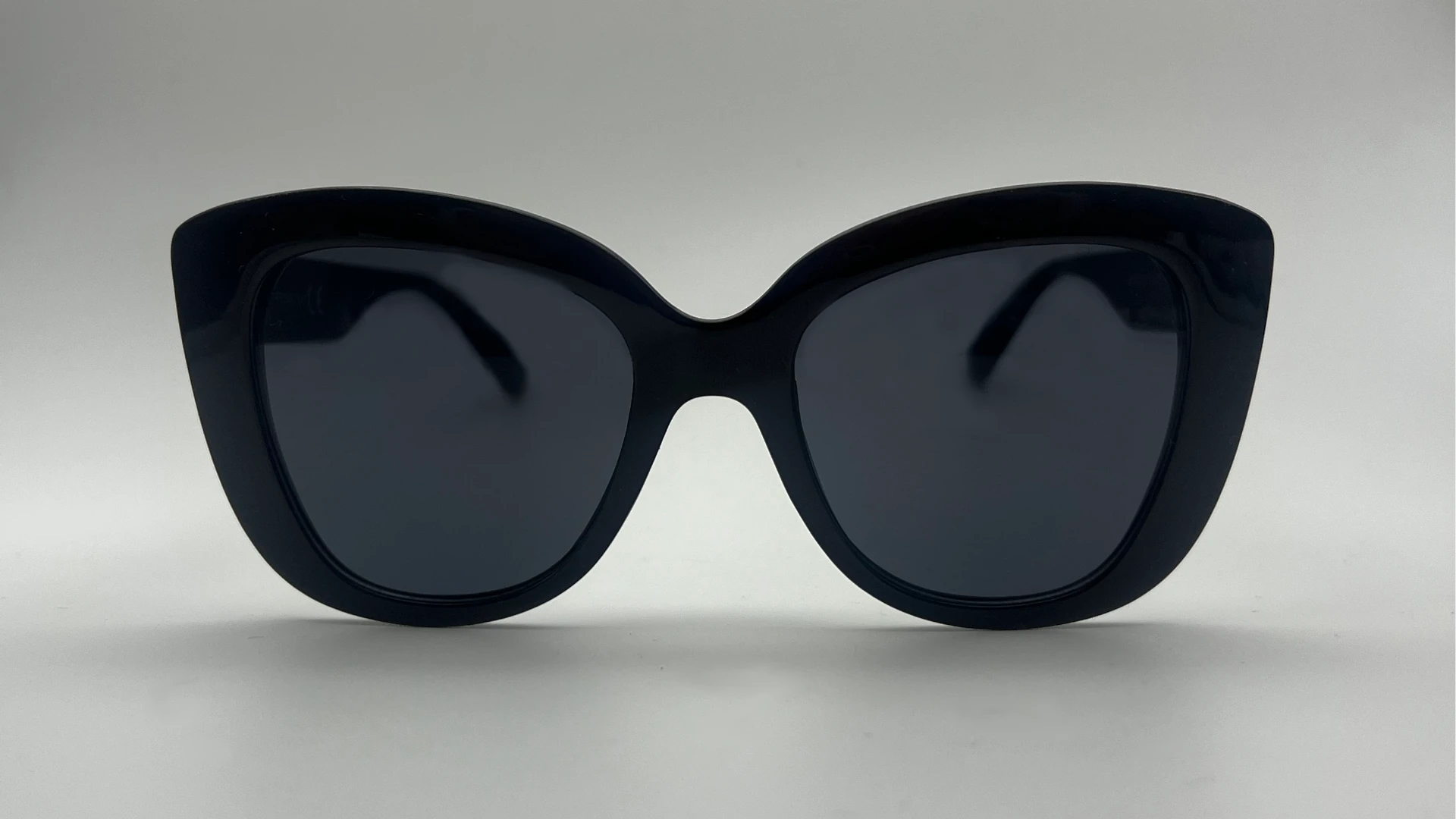 Lunettes Papillon Noir - Face Lunettes de soleil papillon noir verres noirs vue face