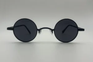 Lunettes de soleil rondes noir verres noirs vue face