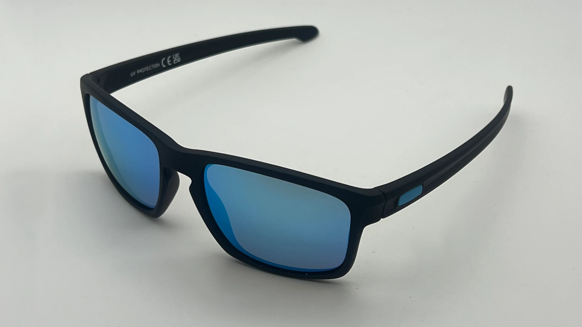 Lunettes Sport Noir Bleu Miroir - Angle Lunettes de soleil sport noir verres bleu miroir polarisés vue angle