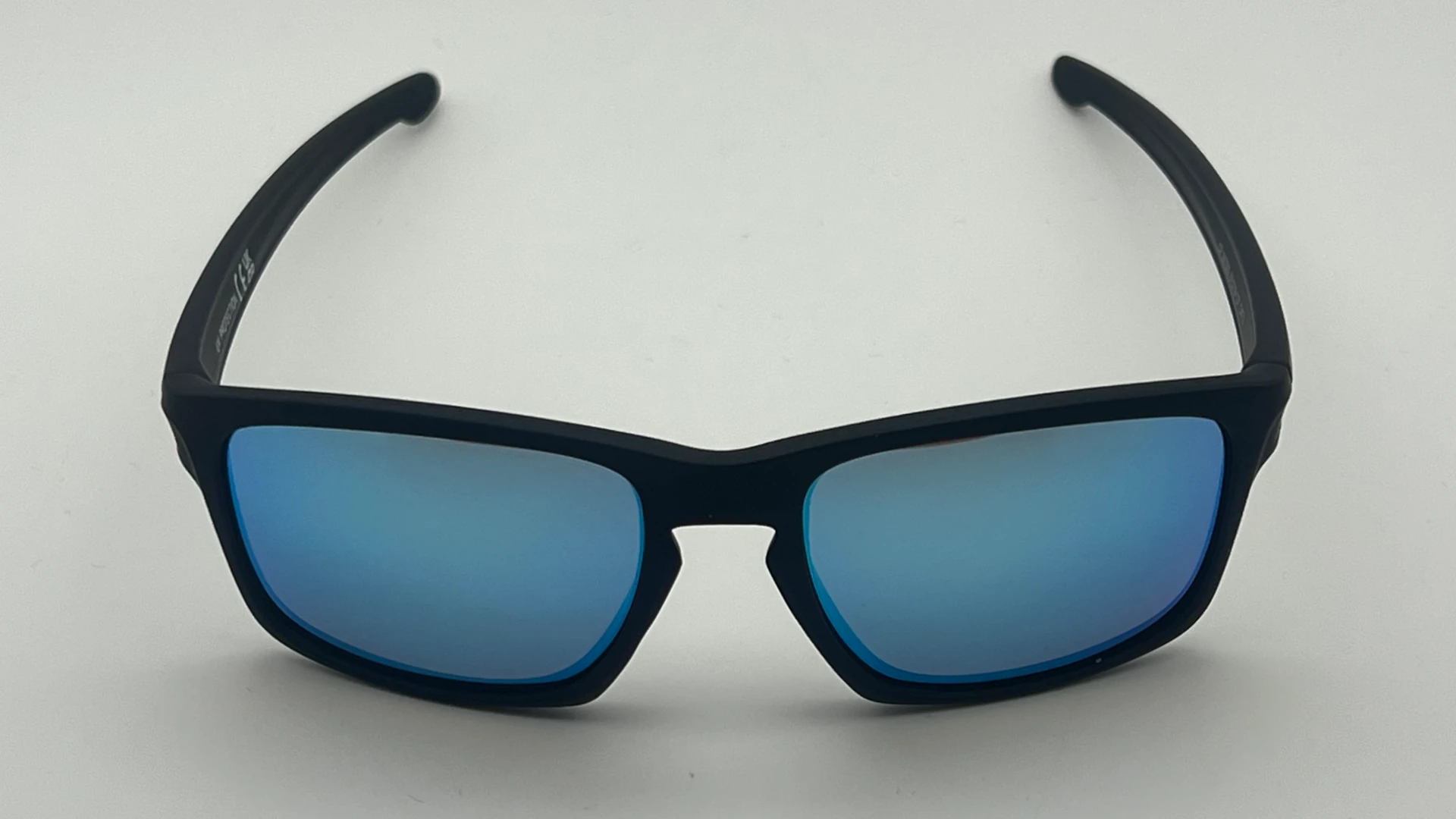 Lunettes Sport Noir Bleu Miroir - Face Lunettes de soleil sport noir verres bleu miroir polarisés vue face