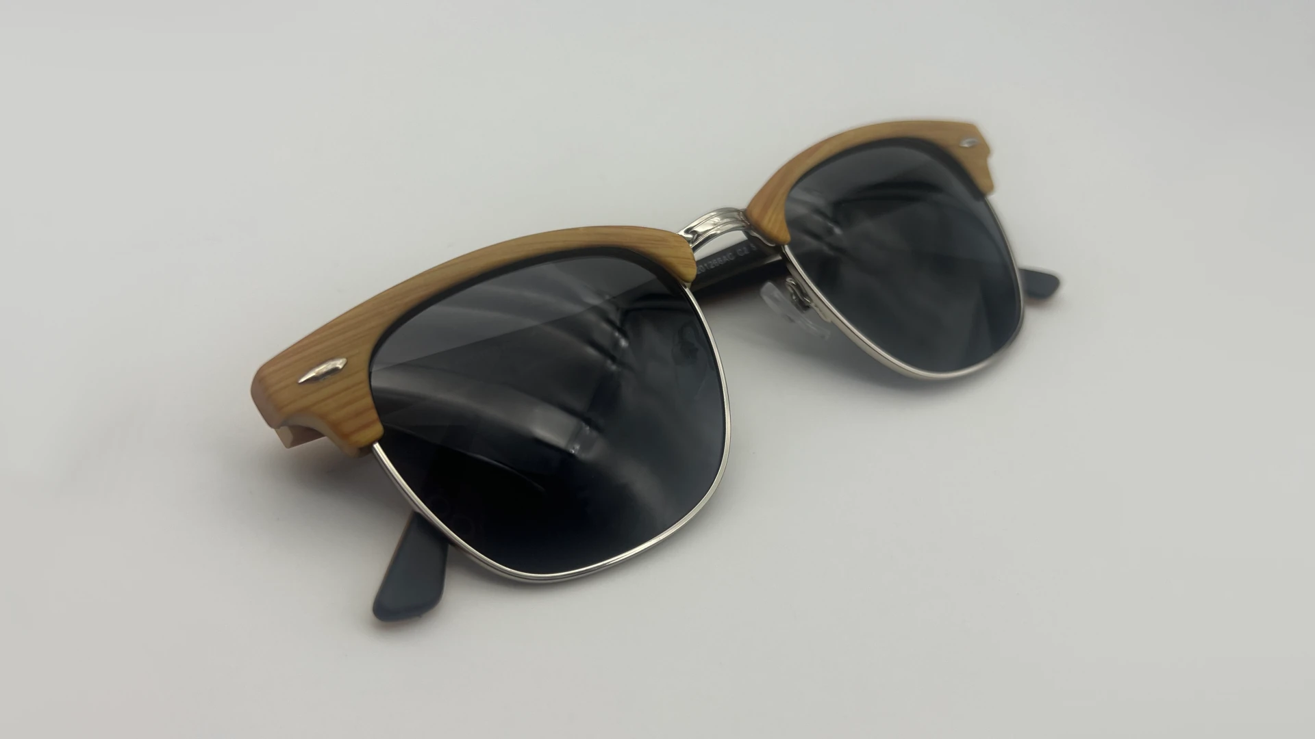 Lunettes Style Clubmaster Bois Clair - Pliées Lunettes de soleil style clubmaster bois clair verres noirs pliées