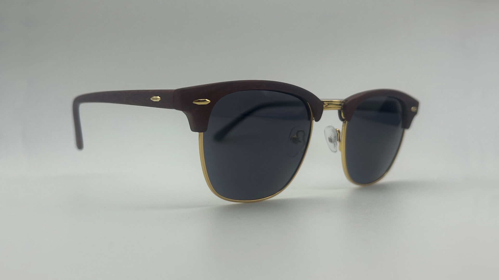 Lunettes Style Clubmaster Bois Foncé - Angle Lunettes de soleil style clubmaster bois foncé verres noirs vue angle
