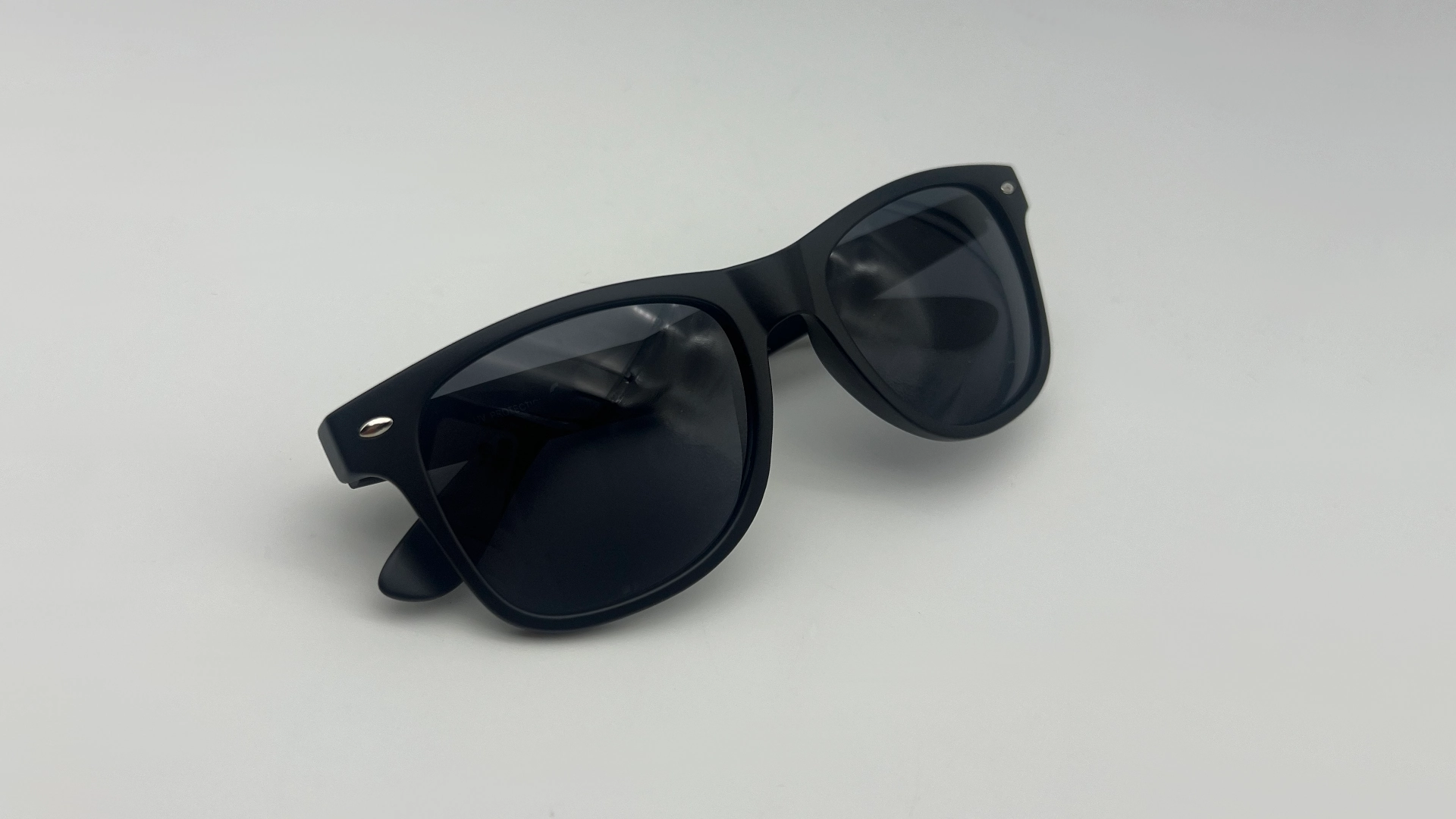 Lunettes de Soleil Style Wayfarer Noir Verres Noirs Polarisés - Pliées Lunettes de soleil style wayfarer noir verres noirs polarisés pliées