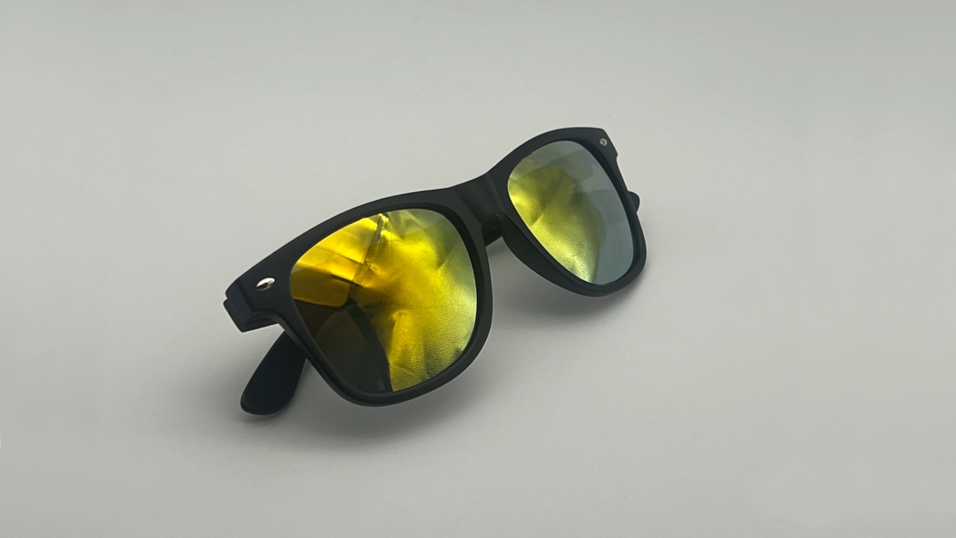Lunettes de Soleil Style Wayfarer Noir Verres Vert Miroir - Pliées Lunettes de soleil style wayfarer noir verres vert miroir pliées